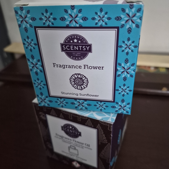 Scentsy Magnolia Shimmer Bath & Body Set - White and Purple - Picture 11 of 15